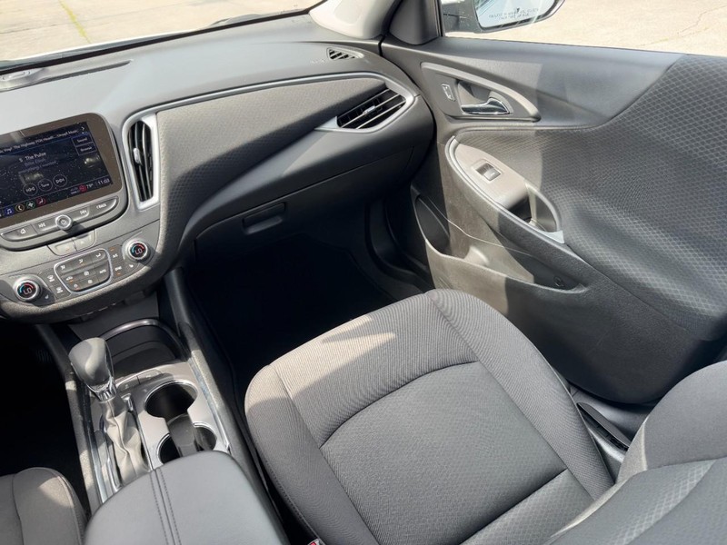 Chevrolet Malibu Vehicle Full-screen Gallery Image 15