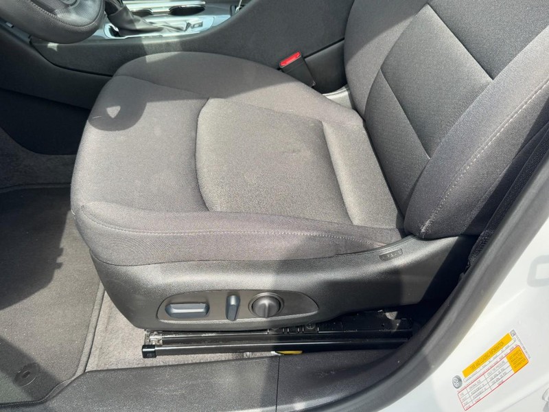 Chevrolet Malibu Vehicle Full-screen Gallery Image 22