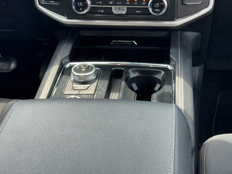 Ford Expedition Vehicle Full-screen Gallery Image 14