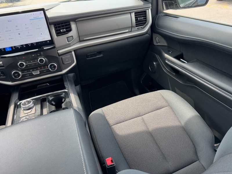 Ford Expedition Vehicle Full-screen Gallery Image 15