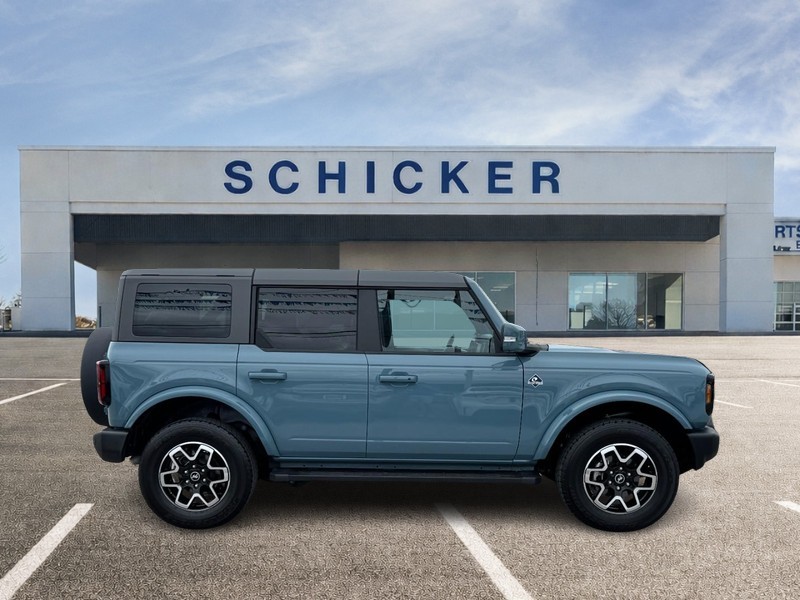 Ford Bronco Vehicle Full-screen Gallery Image 02