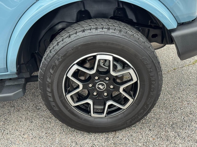 Ford Bronco Vehicle Full-screen Gallery Image 07