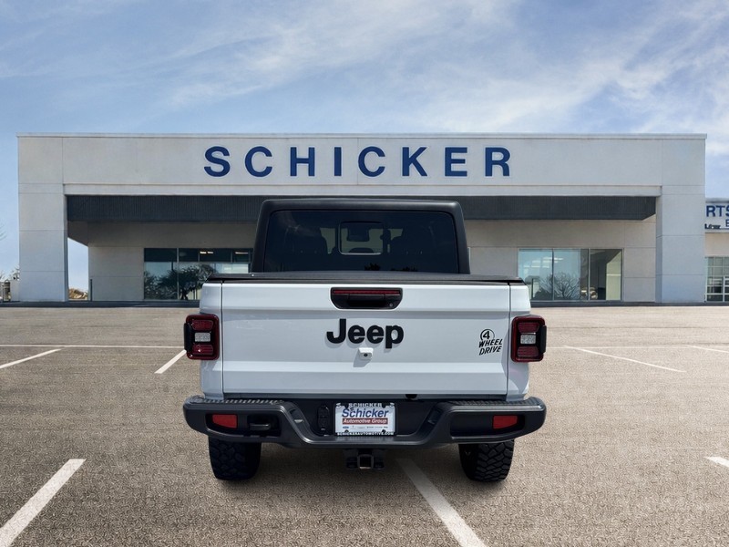 Jeep Gladiator Vehicle Full-screen Gallery Image 04