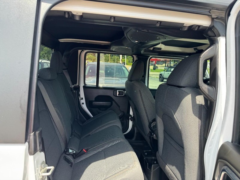 Jeep Gladiator Vehicle Full-screen Gallery Image 10
