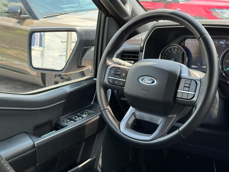 Ford F-150 Vehicle Full-screen Gallery Image 12