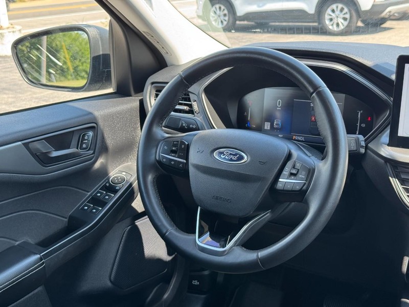 Ford Escape Vehicle Full-screen Gallery Image 12