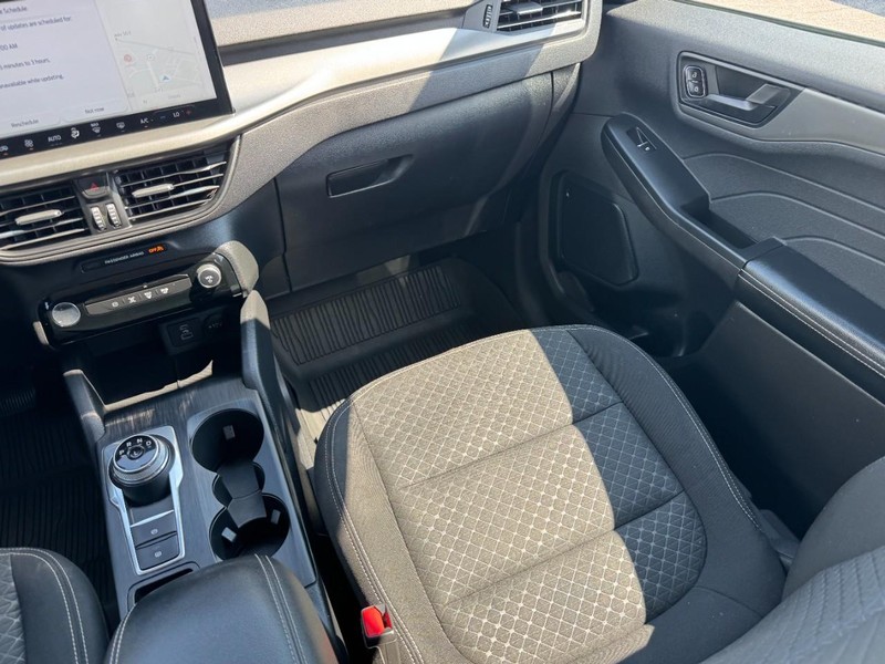 Ford Escape Vehicle Full-screen Gallery Image 15