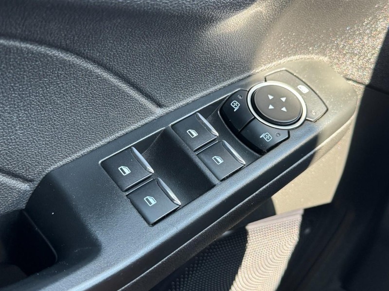 Ford Escape Vehicle Full-screen Gallery Image 22