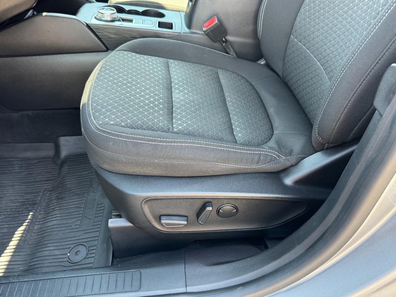 Ford Escape Vehicle Full-screen Gallery Image 23