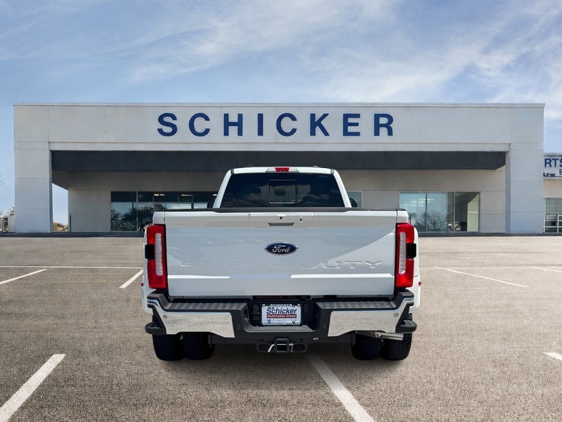 Ford Super Duty F-450 DRW Vehicle Full-screen Gallery Image 04
