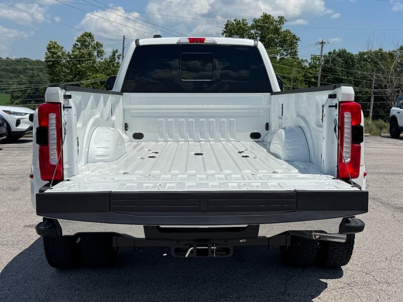 Ford Super Duty F-450 DRW Vehicle Full-screen Gallery Image 05