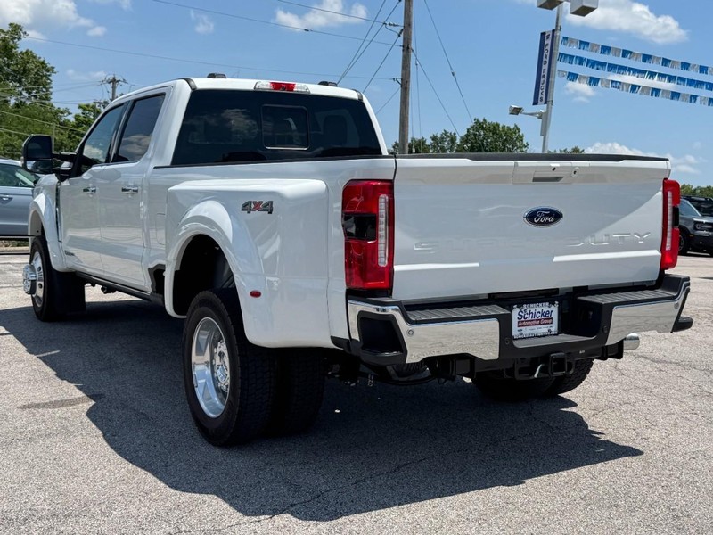 Ford Super Duty F-450 DRW Vehicle Full-screen Gallery Image 06