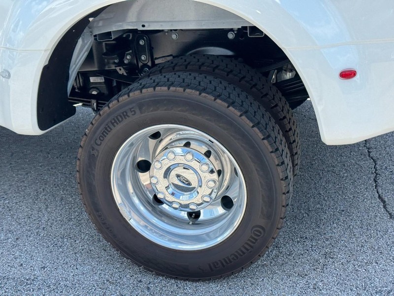 Ford Super Duty F-450 DRW Vehicle Full-screen Gallery Image 07