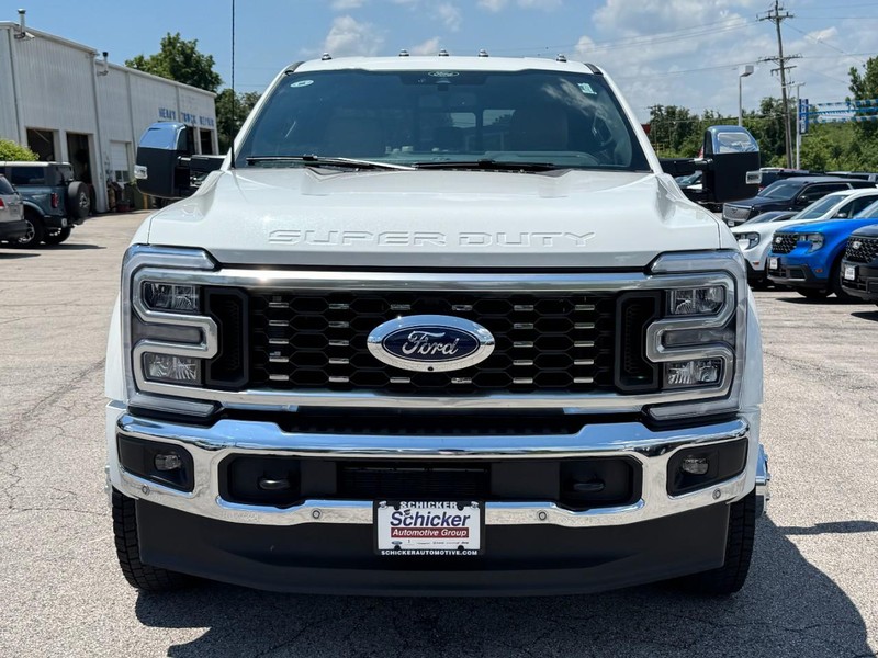 Ford Super Duty F-450 DRW Vehicle Full-screen Gallery Image 09