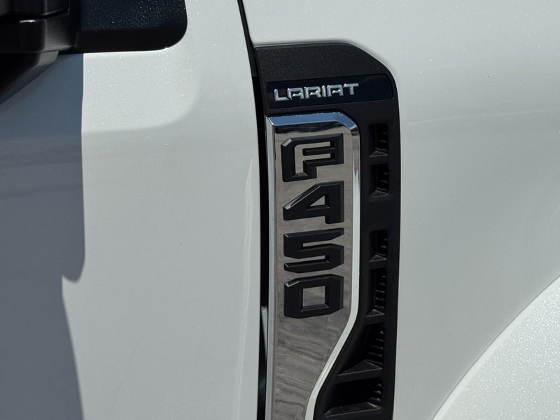 Ford Super Duty F-450 DRW Vehicle Full-screen Gallery Image 10