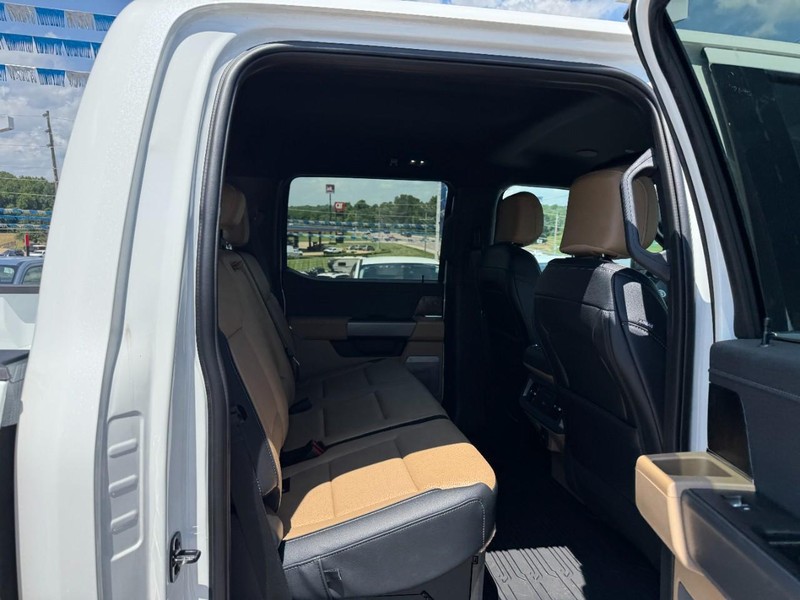 Ford Super Duty F-450 DRW Vehicle Full-screen Gallery Image 11