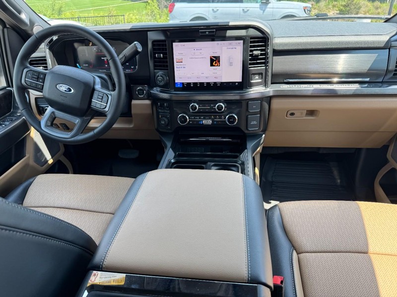 Ford Super Duty F-450 DRW Vehicle Full-screen Gallery Image 12