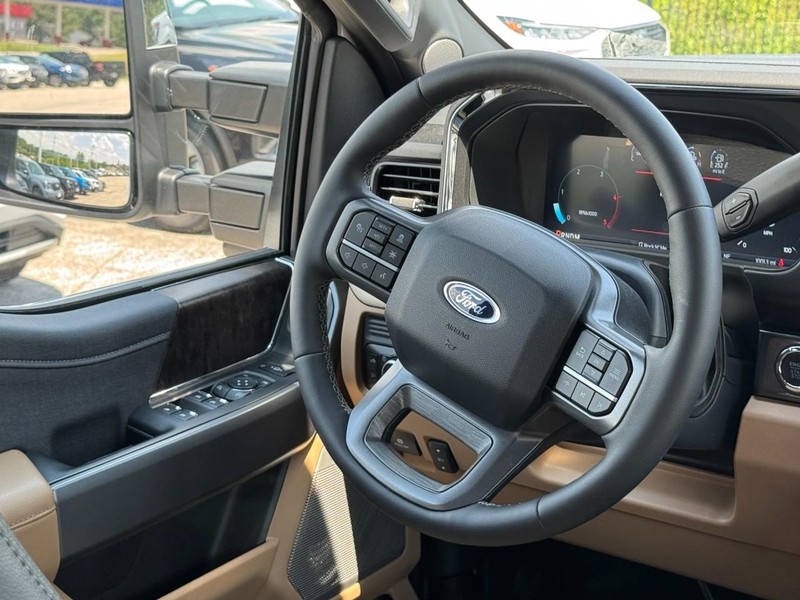 Ford Super Duty F-450 DRW Vehicle Full-screen Gallery Image 13