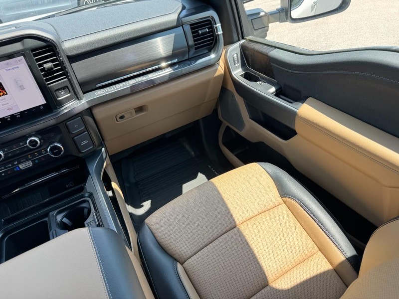 Ford Super Duty F-450 DRW Vehicle Full-screen Gallery Image 16