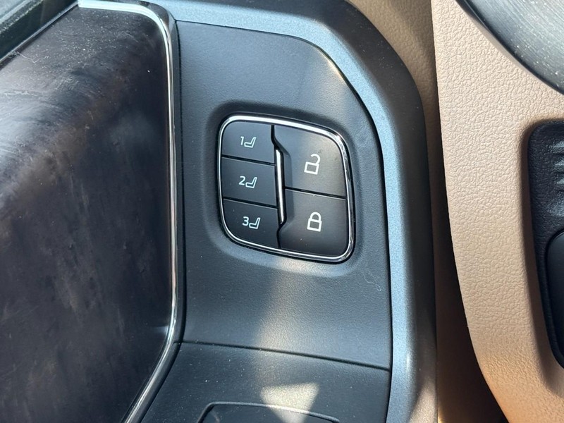 Ford Super Duty F-450 DRW Vehicle Full-screen Gallery Image 17