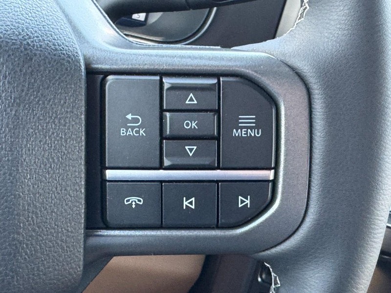 Ford Super Duty F-450 DRW Vehicle Full-screen Gallery Image 19