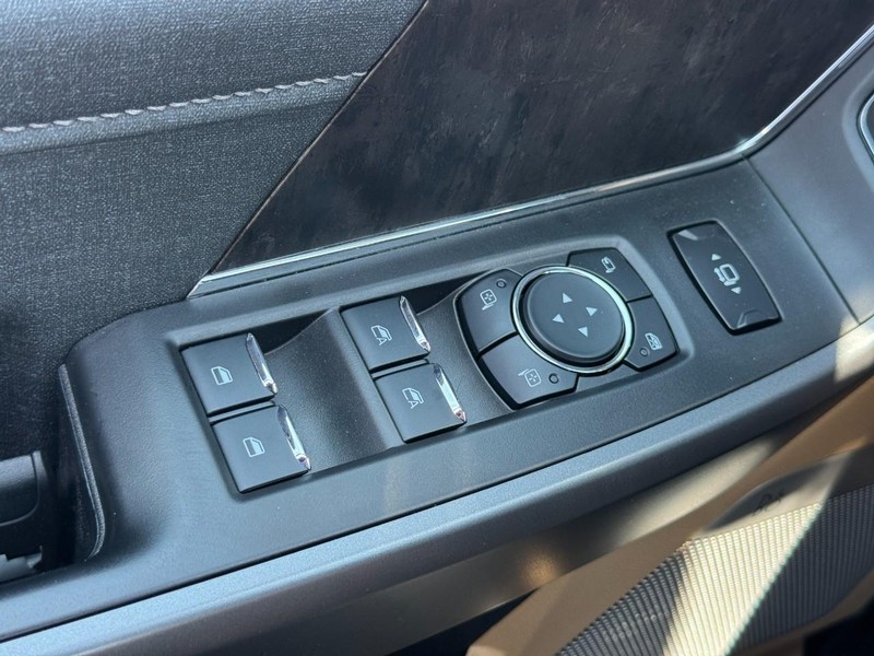 Ford Super Duty F-450 DRW Vehicle Full-screen Gallery Image 25