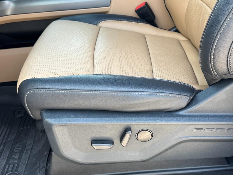 Ford Super Duty F-450 DRW Vehicle Full-screen Gallery Image 26