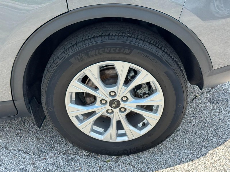 Ford Escape Vehicle Full-screen Gallery Image 07