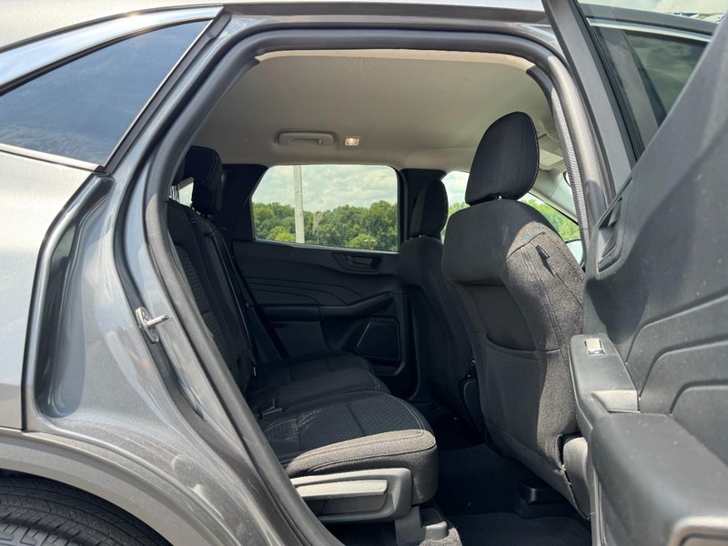 Ford Escape Vehicle Full-screen Gallery Image 10