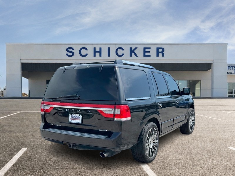 Lincoln Navigator Vehicle Full-screen Gallery Image 03