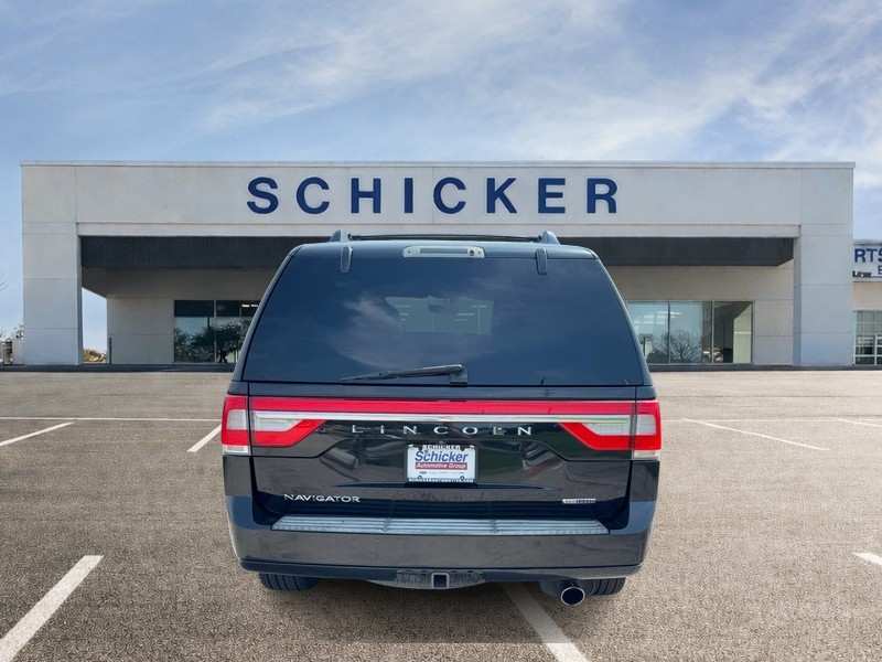 Lincoln Navigator Vehicle Full-screen Gallery Image 04