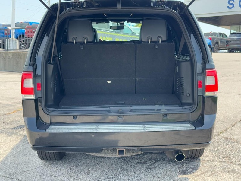 Lincoln Navigator Vehicle Full-screen Gallery Image 05