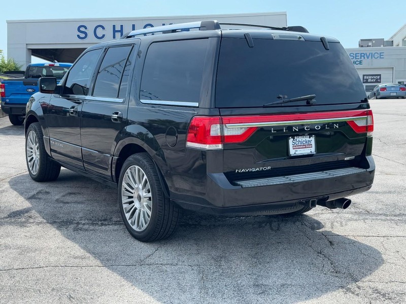 Lincoln Navigator Vehicle Full-screen Gallery Image 06