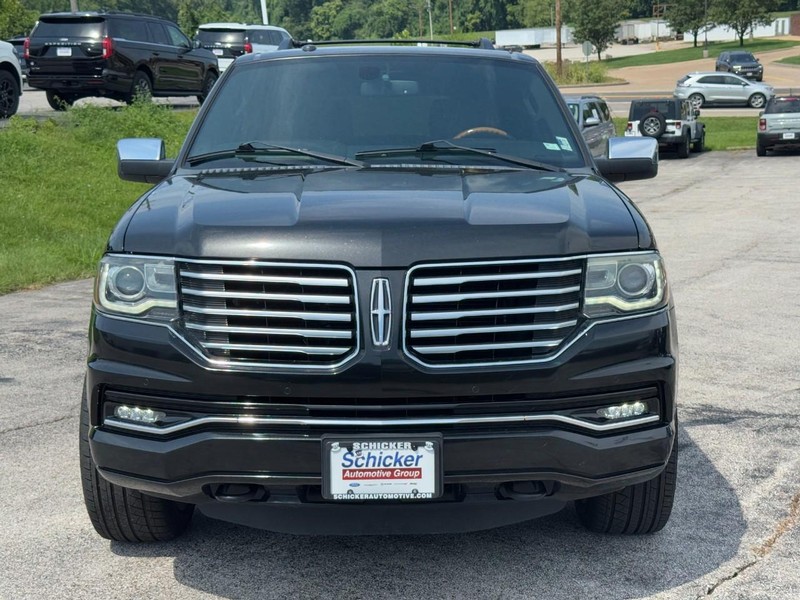 Lincoln Navigator Vehicle Full-screen Gallery Image 09