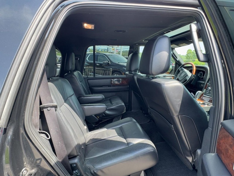 Lincoln Navigator Vehicle Full-screen Gallery Image 10