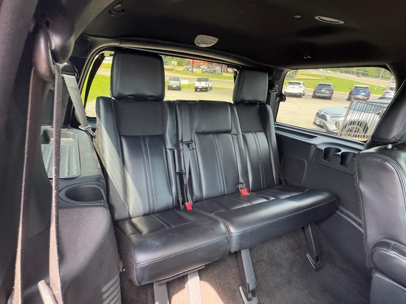 Lincoln Navigator Vehicle Full-screen Gallery Image 11