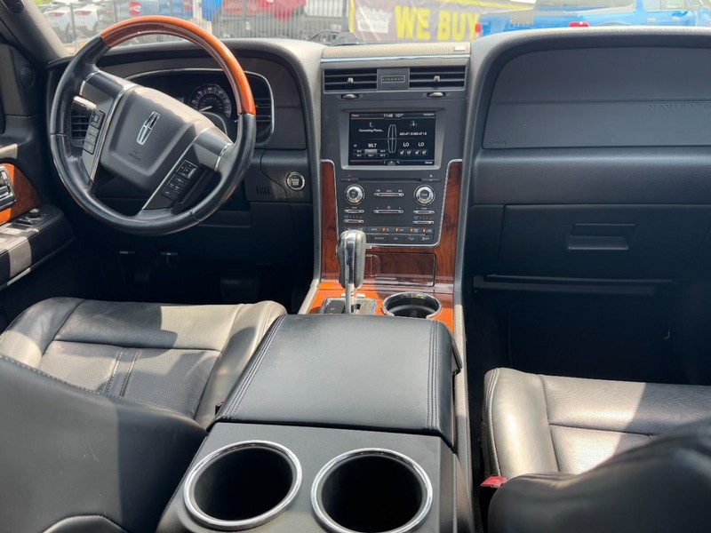 Lincoln Navigator Vehicle Full-screen Gallery Image 12