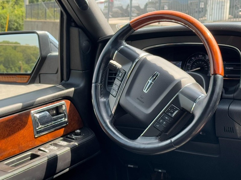 Lincoln Navigator Vehicle Full-screen Gallery Image 13