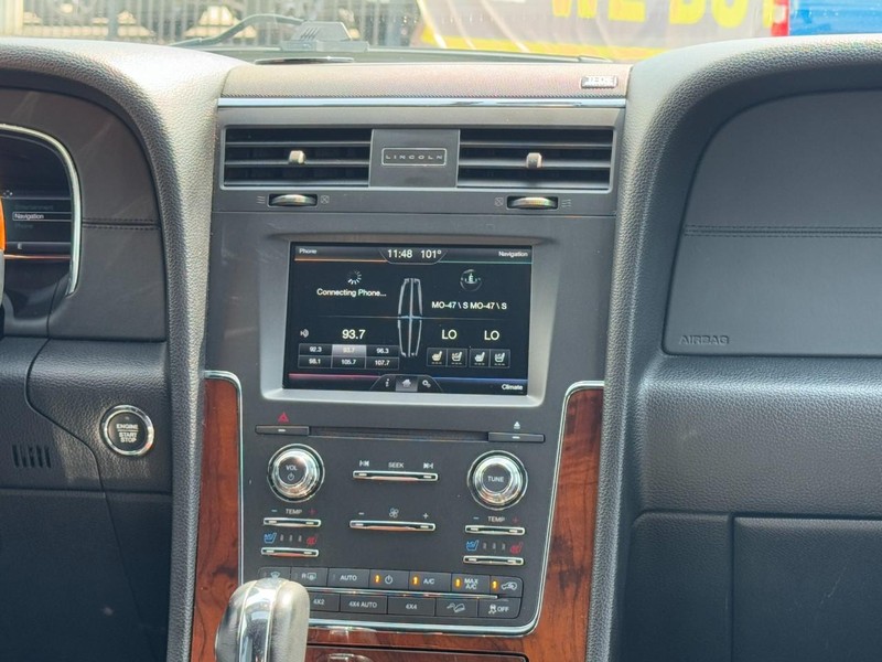 Lincoln Navigator Vehicle Full-screen Gallery Image 14
