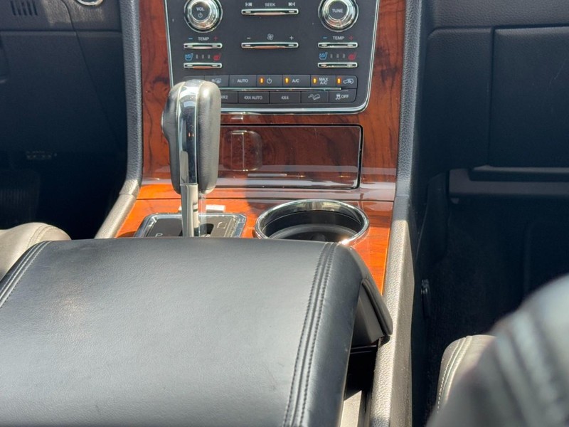 Lincoln Navigator Vehicle Full-screen Gallery Image 15