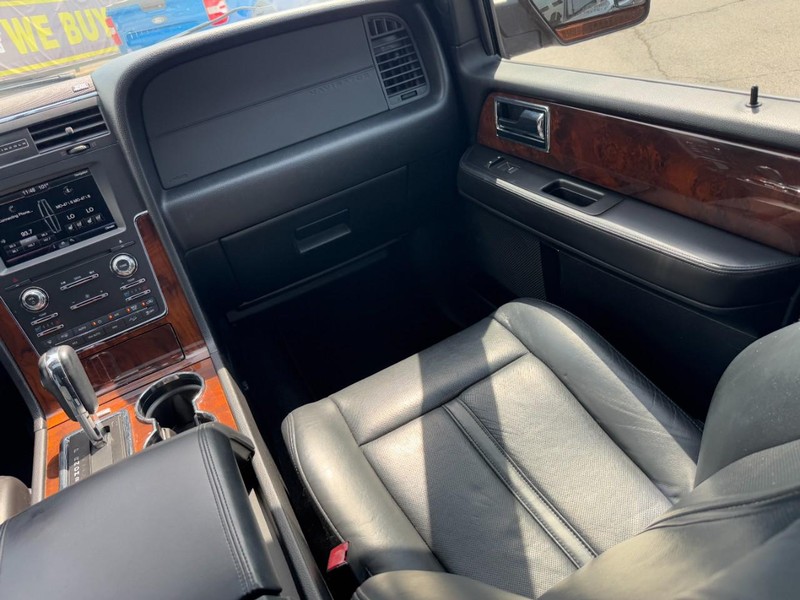 Lincoln Navigator Vehicle Full-screen Gallery Image 16