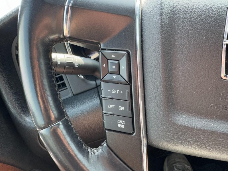Lincoln Navigator Vehicle Full-screen Gallery Image 17