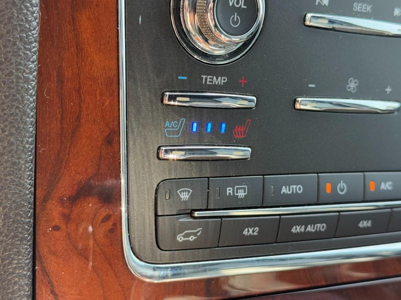 Lincoln Navigator Vehicle Full-screen Gallery Image 20