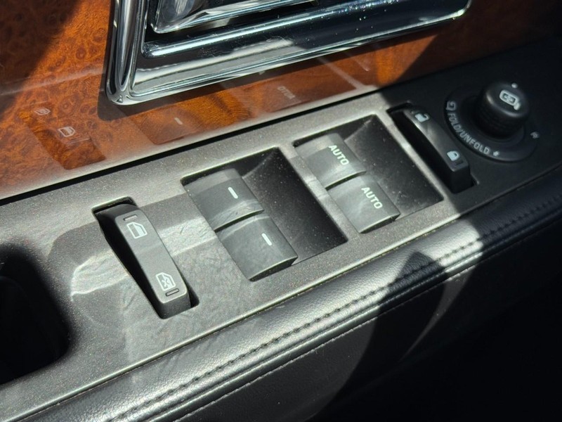 Lincoln Navigator Vehicle Full-screen Gallery Image 23