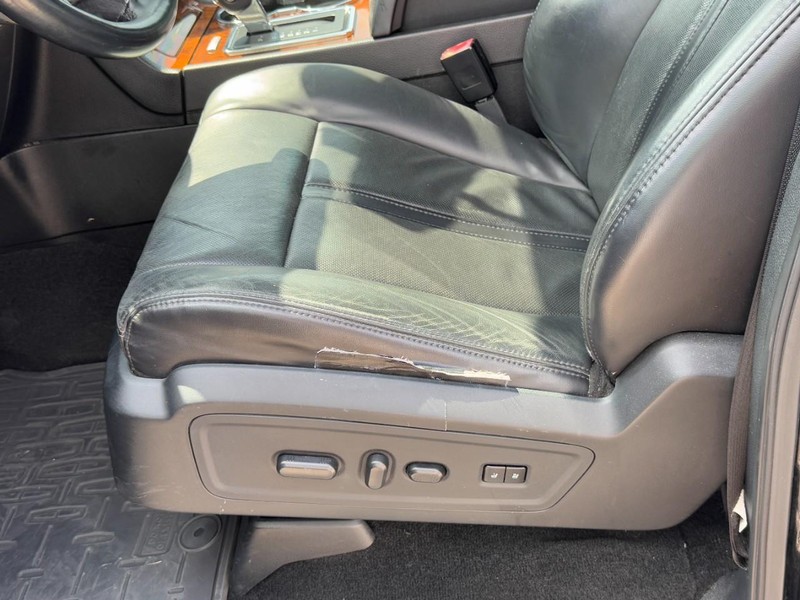 Lincoln Navigator Vehicle Full-screen Gallery Image 24