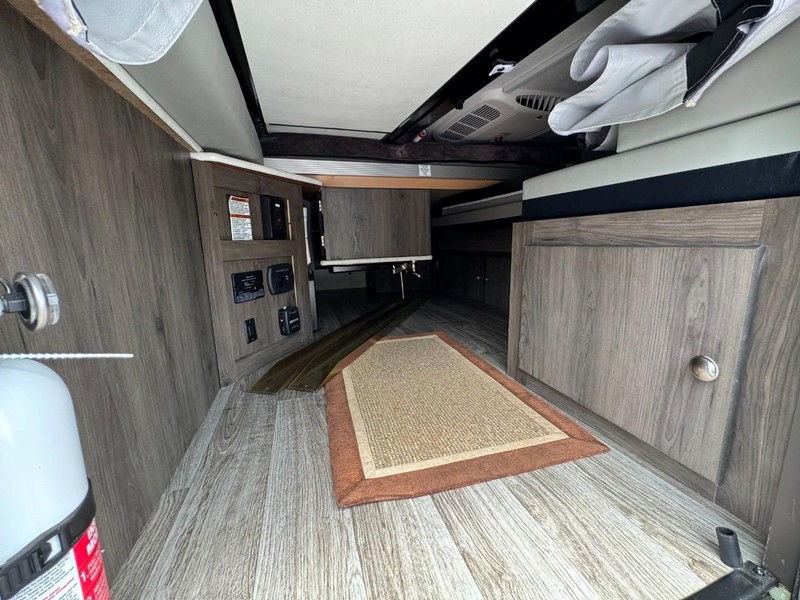 Coachman CLIPPER Vehicle Full-screen Gallery Image 25