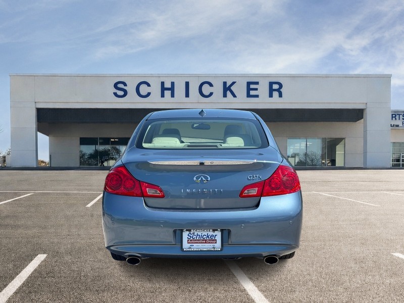 INFINITI G37 Sedan Vehicle Full-screen Gallery Image 04