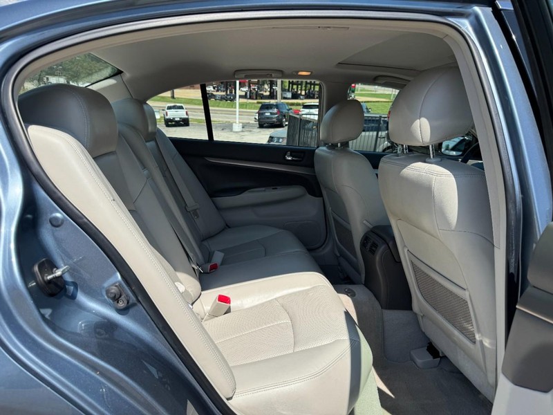 INFINITI G37 Sedan Vehicle Full-screen Gallery Image 10