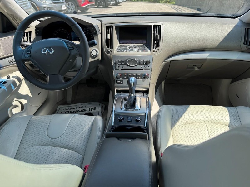 INFINITI G37 Sedan Vehicle Full-screen Gallery Image 12