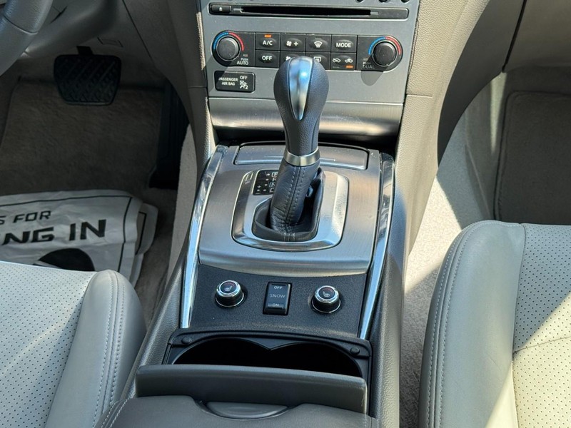 INFINITI G37 Sedan Vehicle Full-screen Gallery Image 15